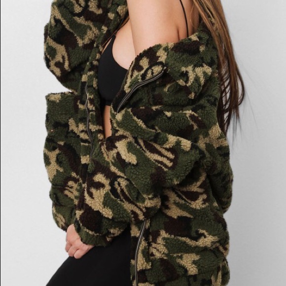 NEW • Oversized Camouflage Teddy Jacket - Picture 3 of 4